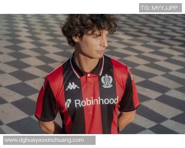 足球场上那些穿着球衣扎短裤的球星展现出的独特魅力与个性